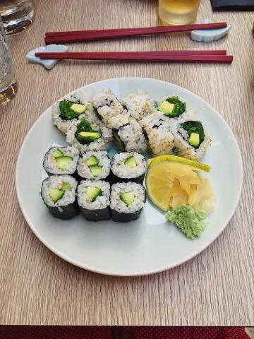 California Rolls Et Maki Aux Algues Et Crudités